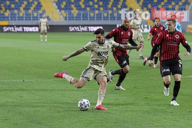 Fenerbahçe’de Jose Sosa’ya ciddi uyarı! Emre Belözoğlu o fikre sıcak bakıyor