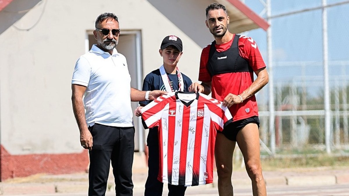 Pamuk şeker satan minik Yiğido’ya jest