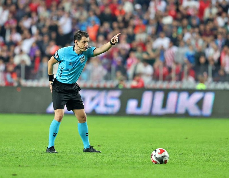 galatasaray-basaksehir-maci-ne-zaman-saat-kacta-ve-hangi-kanalda-1766030562316.jpeg Galatasaray-Başakşehir maçı hakemi