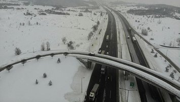 Kar İstanbul'u esir aldı! Yolda kalan araçlar havadan görüntülendi