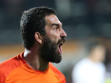 Arda Turan ile şarkıcı Berkay birbirine girdi! Burnu kırıldı!