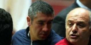 'Elini taşın altına soktu'