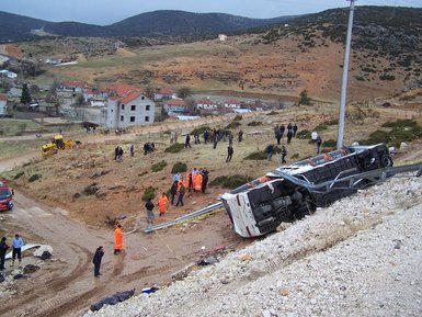 Futbolcuları taşıyan otobüs kaza yaptı