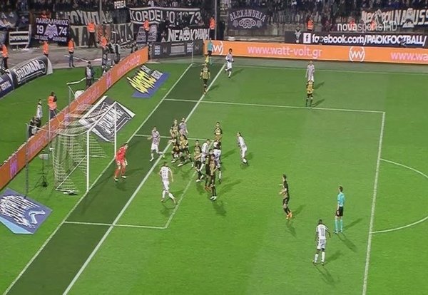 PAOK-AEK maçı karıştı; Başkan sahaya silahla girdi!