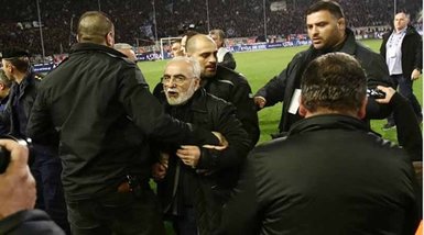 PAOK-AEK maçı karıştı; Başkan sahaya silahla girdi!