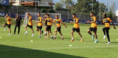 Galatasaray'da Fatih Terim futbolcularla çalıştı