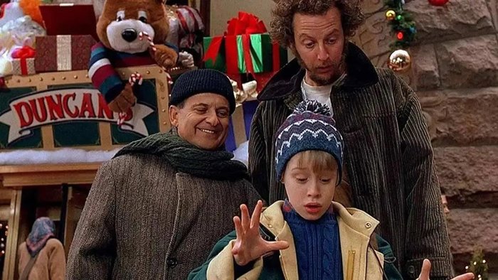 evde-tek-basina-2-filminin-konusu-ne-evde-tek-basina-2-home-alone-filminin-oyunculari-kim-ne-zaman-cekildi-1704779911388.jpeg