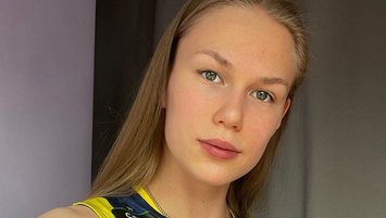 Arina Çubuklu’yu giydi