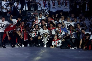 Şampiyon Beşiktaş kupayı kaldırdı