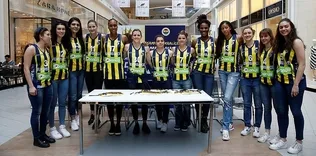 Kadınlar Günü’nde imza şov
