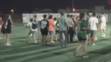 Kadın futbolcular yeşil sahayı ringe çevirdi