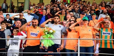 İrfan Can Kahveci Alanyaspor taraftarıyla birlikte asker selamı verdi