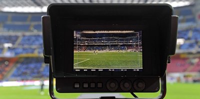 'VAR' krizi ortaya çıktı! Telefonunu şarja takmış