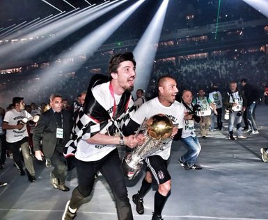 Şampiyon Beşiktaş kupayı kaldırdı
