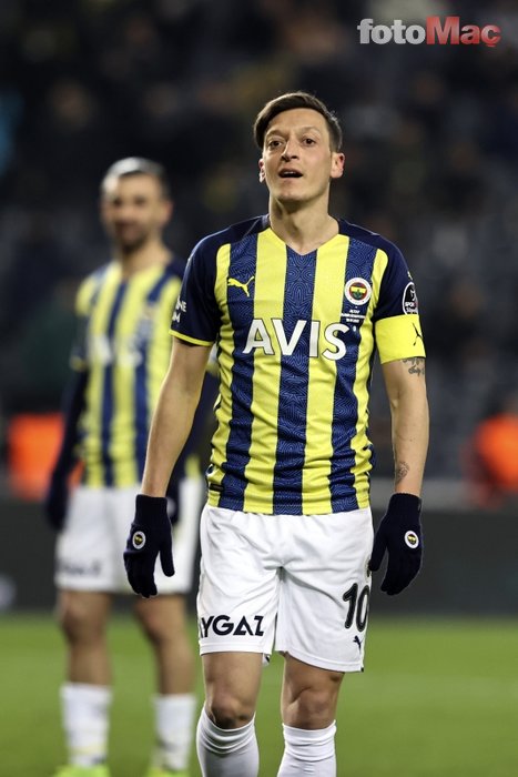 Mesut Özil'in menajeri Fenerbahçe'nin kadro dışı kararını değerlendirdi! "Sözleşmesindeki madde gereği..."