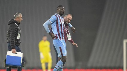 Trabzonspor'da sakatlanan Onuachu stadyumdan ayrıldı!
