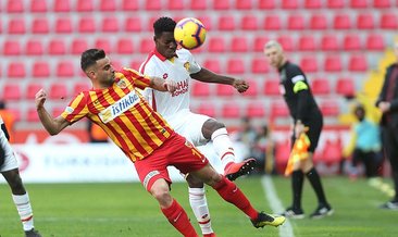 Deniz Türüç oğlu ile top oynadı