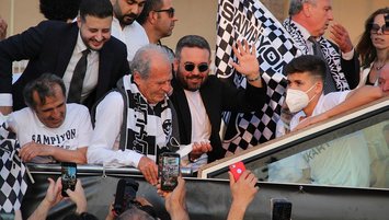 Mustafa Denizli kalacak