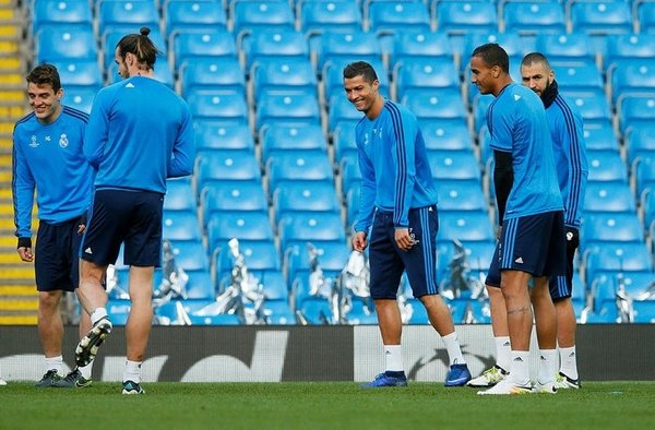 Zinedine Zidane 8 oyuncunun biletini kesti