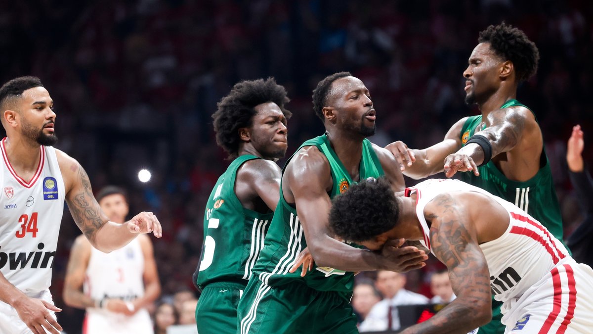 Yunanistan'da şampiyon Olympiakos! Maç sonu yumruklu kavga