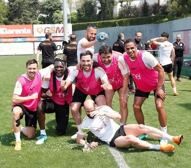 Galatasaraylı oyunculardan kupalı kutlama