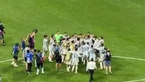 Arjantinli futbolcular galibiyeti Lionel Messi'yi hava fırlatarak kutladı!