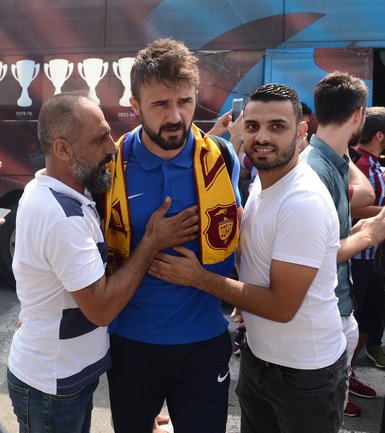Trabzonspor kafilesi meşalelerle uğurlandı