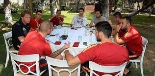 'Hollanda gazisi' takıma yemek ısmarladı!