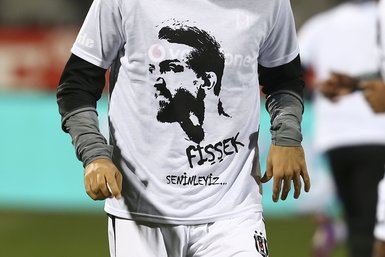 Beşiktaşlılar sahaya Caner Erkin tişörtüyle çıktı