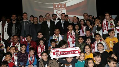 Sivassporlu futbolculardan depremzede çocuklara moral ziyareti