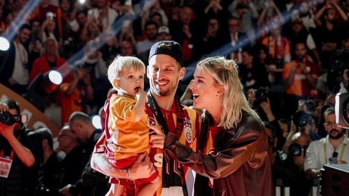 Dries Mertens ve ailesi taraftarlarla vedalaştı! Dries Mertens ve ailesi taraftarlarla vedalaştı!