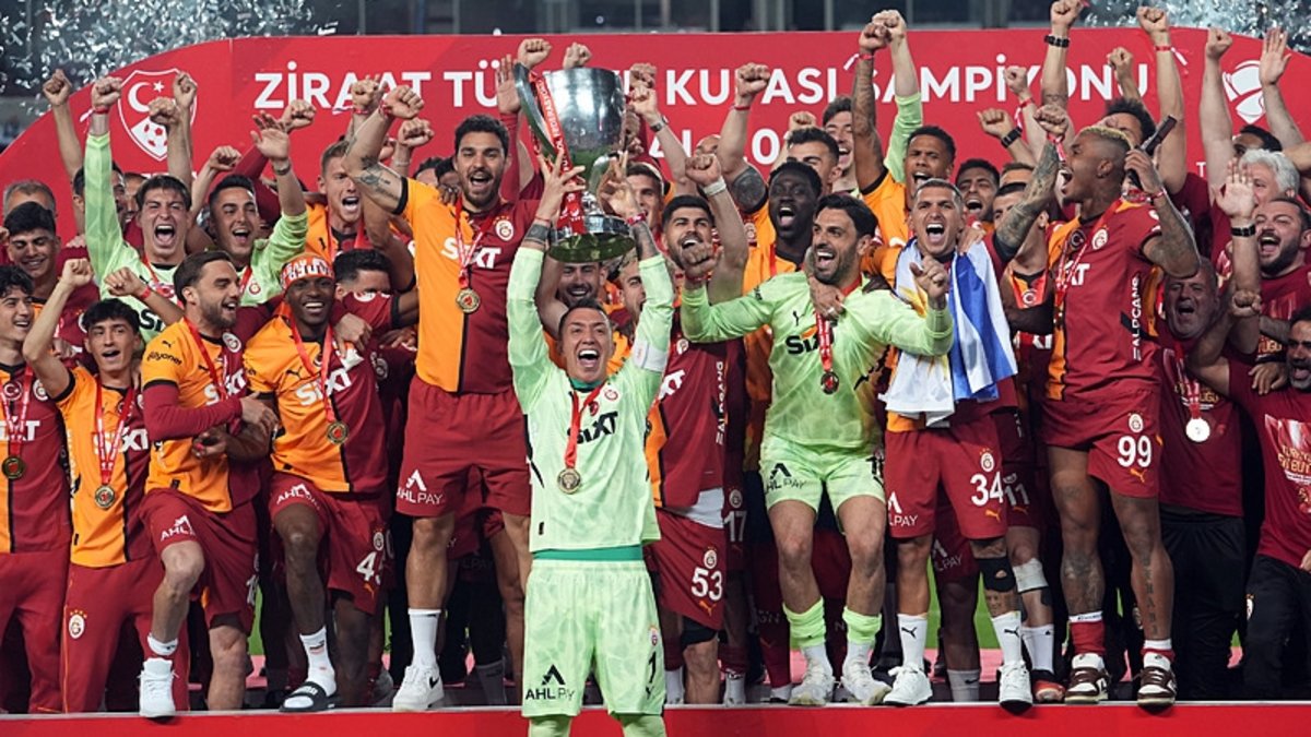 Şampiyon Galatasaray kupasını kaldırdı! Şampiyon Galatasaray kupasını kaldırdı!