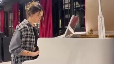 Zehra Güneş piyano çaldığı anları paylaştı! | İZLE