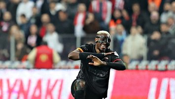 Osimhen bir ileri bir geri