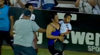 Ayağı kırılan futbolcunun annesi sahaya daldı!