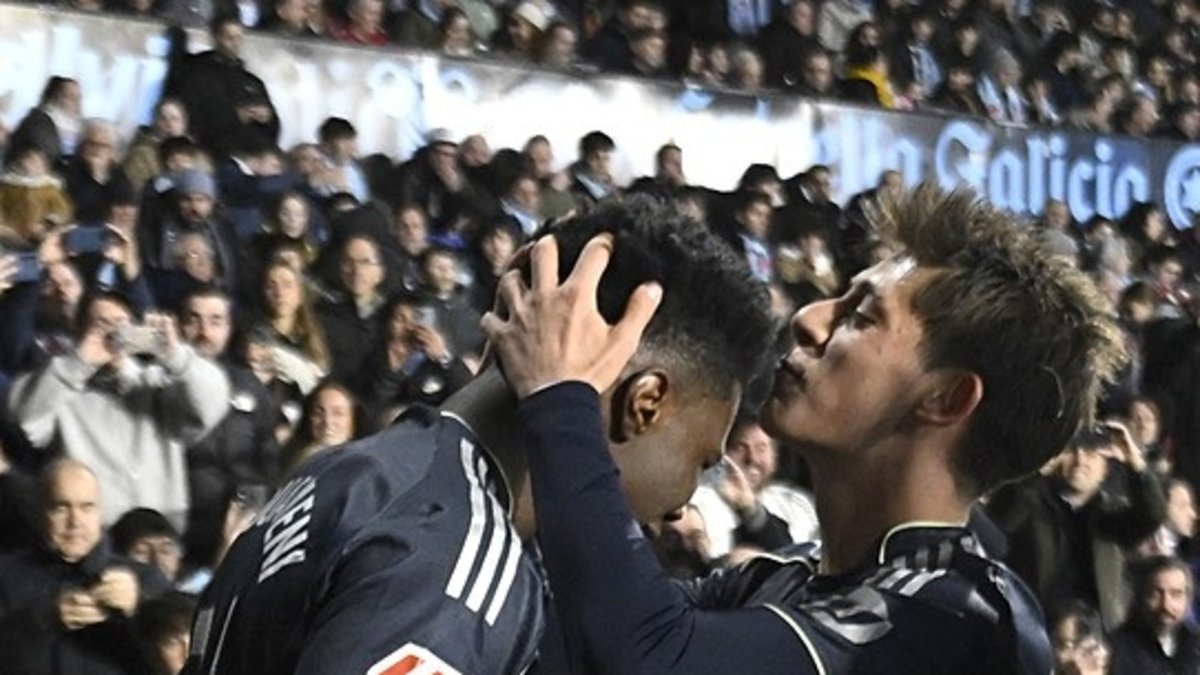 Arda Güler ile Real Madrid'li futbolcuların eğlenceli anları! "Bize biraz Türk müziği aç"