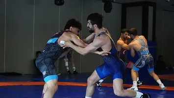 Milli güreşçiler enerji depoluyor