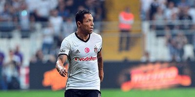 Beşiktaş'ta Adriano bırakıyor! Marcelo kalıyor