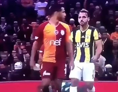 Galatasaray - Fenerbahçe derbisinde şok tükürük görüntüsü!