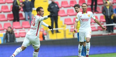 Göztepe'de Gouffran kalacak Ghilas'a talip var