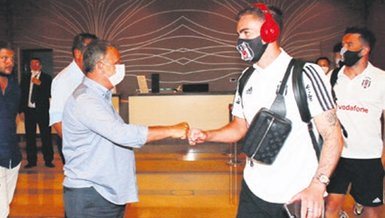 Başkandan yumruk selamı