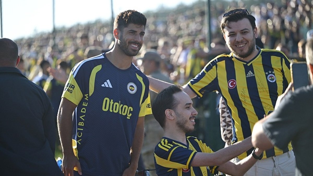 Fenerbahçe çalışmalarını taraftara açık idmanla sürdürdü