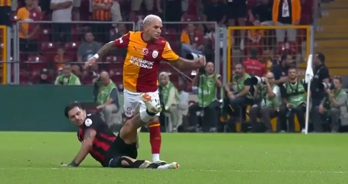 galatasaray-macinda-penalti-itirazi-1786734569239.jpg