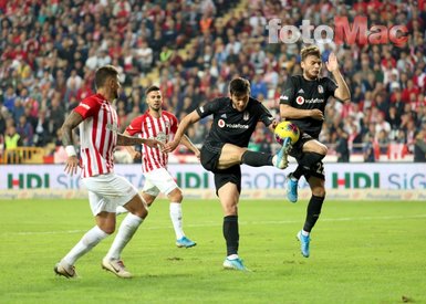 Beşiktaş maçında kameralara yansıyan o an! Şişeleri yere fırlattı