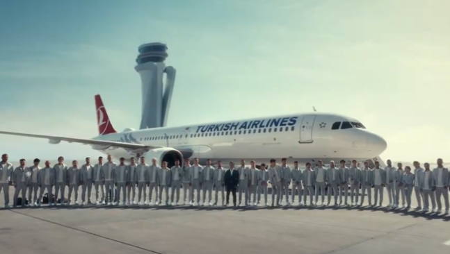 Türk Hava Yolları'ndan ilgi çeken reklam! 'Bayrakları astık geliyoruz'
