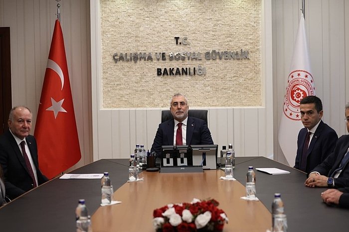 asgari-ucret-zamminda-ilk-toplanti-sona-erdi-rakam-konusuldu-mu-iste-ilk-aciklamalar-1765543681957.jpeg 2026 asgari ücret 1. toplantısı sona erdi