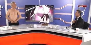 Canlı yayında soyundu!