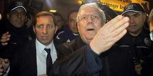 Taraftarın üzerine yürüdü