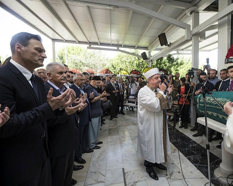 Alpay Ozalan In Babasi Mustafa Ozalan Topraga Verildi Fotomac