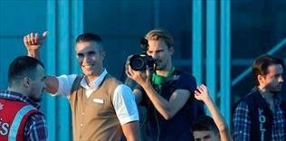 Bir bilardocuya benziyor